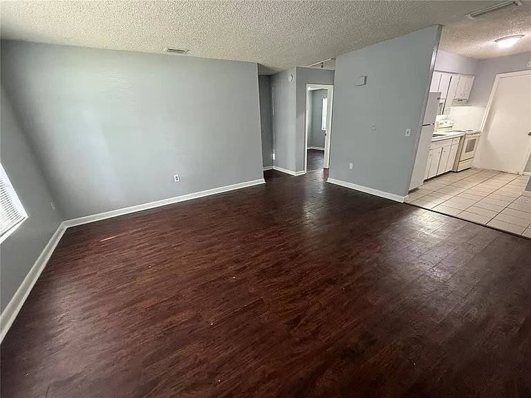 1089 Old South Dr — Photo 3