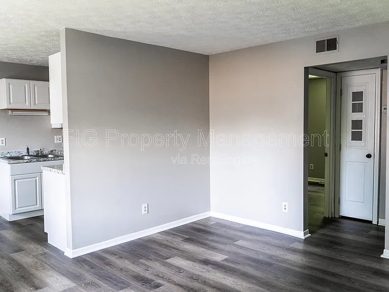 129 Hillcrest Dr #8 — Photo 3