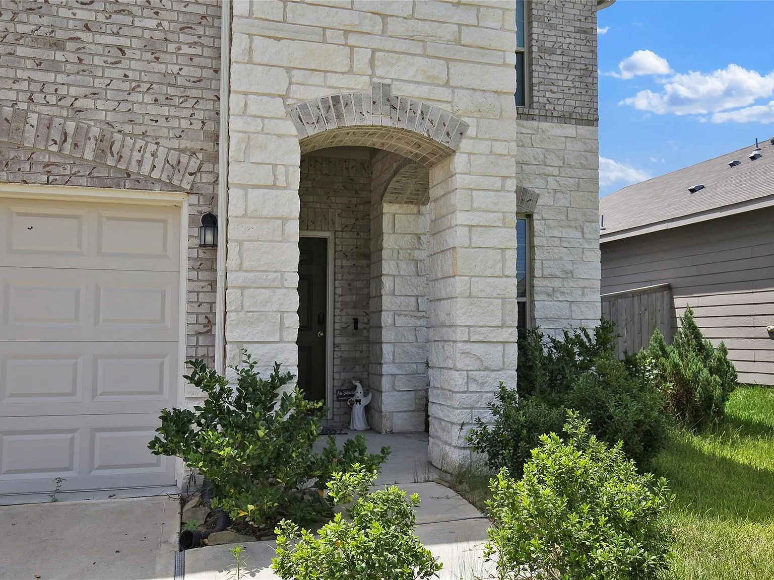 4 bed, 2.5 bath, 2610 sqft, $2,700 — Photo 3