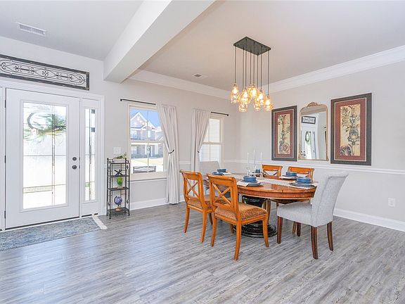 4th image of 203 Graceview W