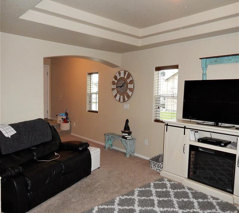 2nd image of 1420 Meadow Ln