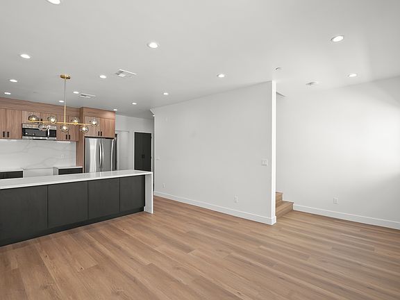 4th image of 14214 Gilmore St #1