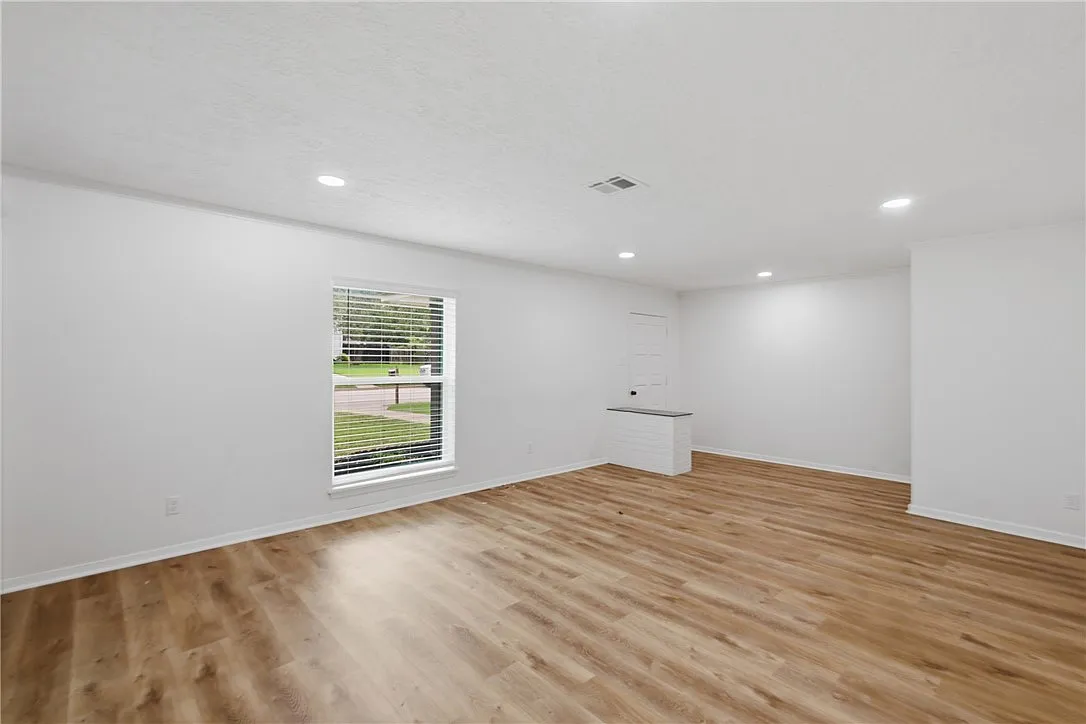 4 bed, 2172 sqft, $2,750 — Photo 4