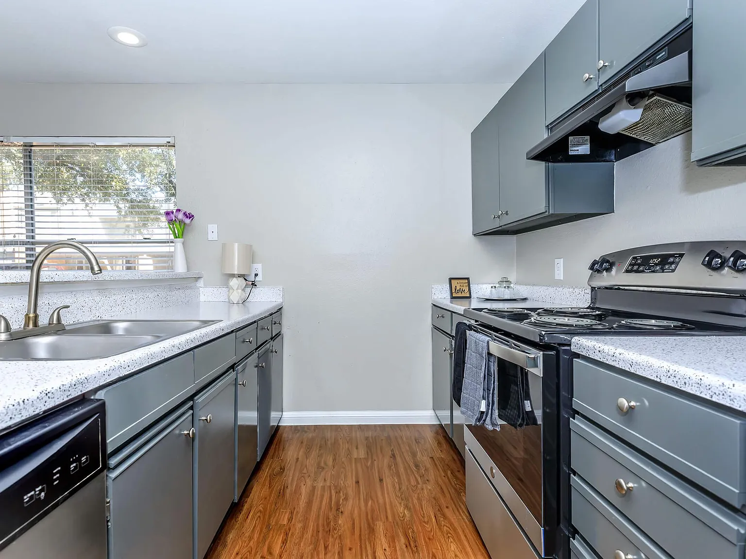 3 bed, 2.5 bath, 1335 sqft, $1,925 — Photo 4