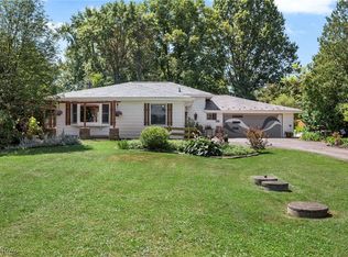 696 Lyonswood Dr, Hinckley, OH 44233