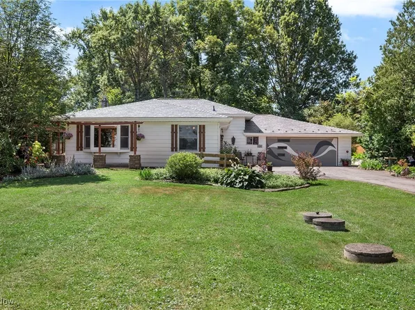 696 Lyonswood Dr, Hinckley, OH 44233