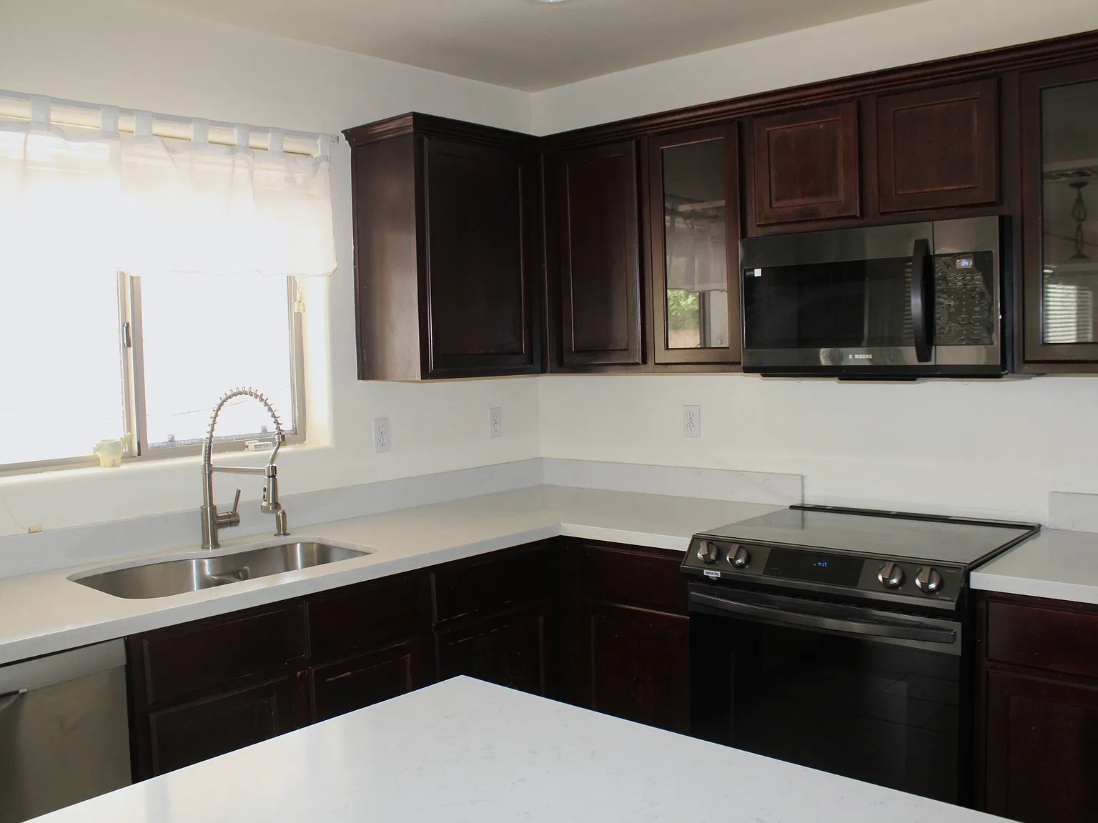 5 bed, 2328 sqft, $2,600 — Photo 2