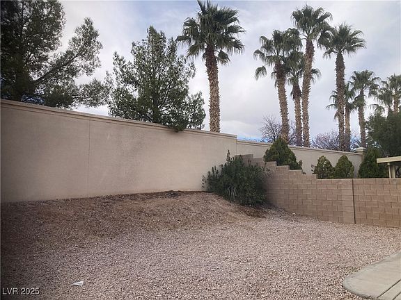 5th image of 405 Center Green Dr