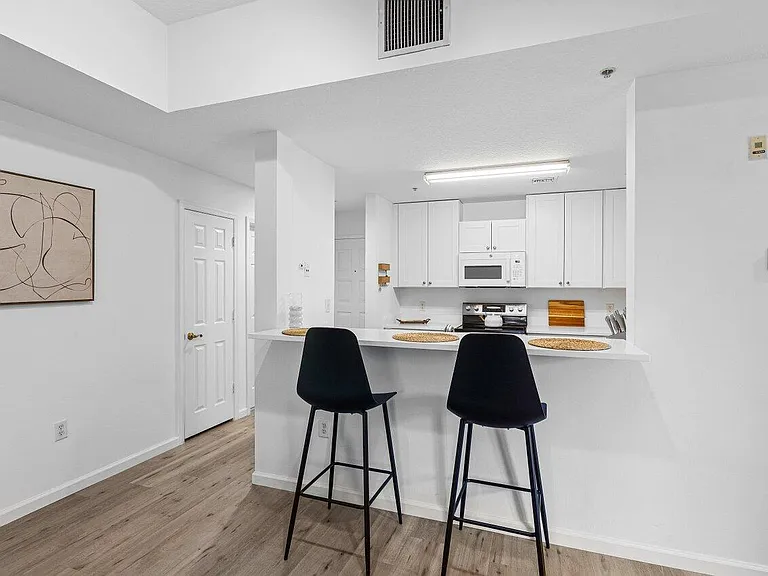 1209 Main St #302 — Photo 9