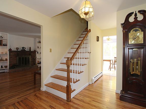 3rd image of 72 Sunset Dr
