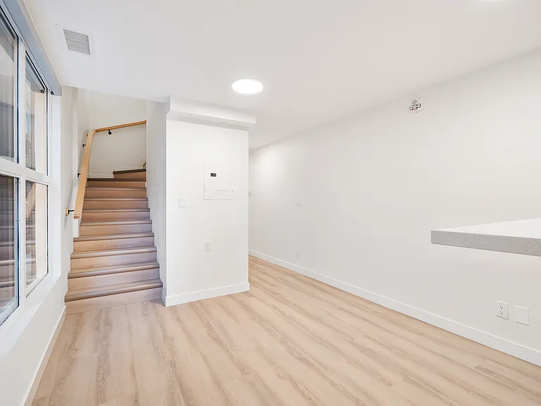 260 Wellington Cres #11 — Photo 6