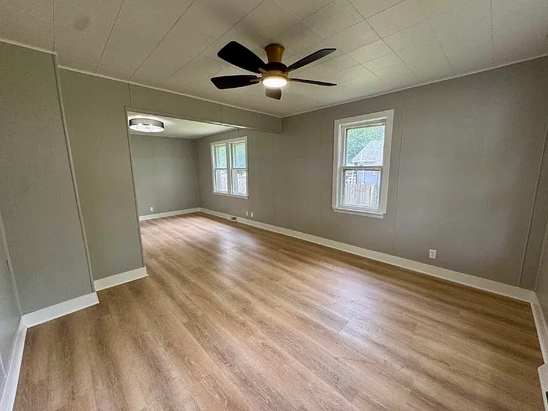 122 Lawndale Ave — Photo 3