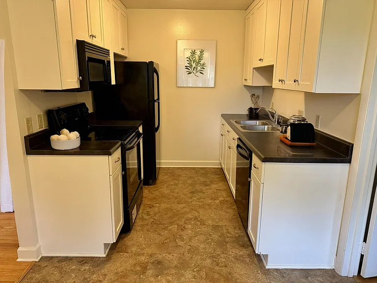 Renovated Apartment Close to VT — Photo 12