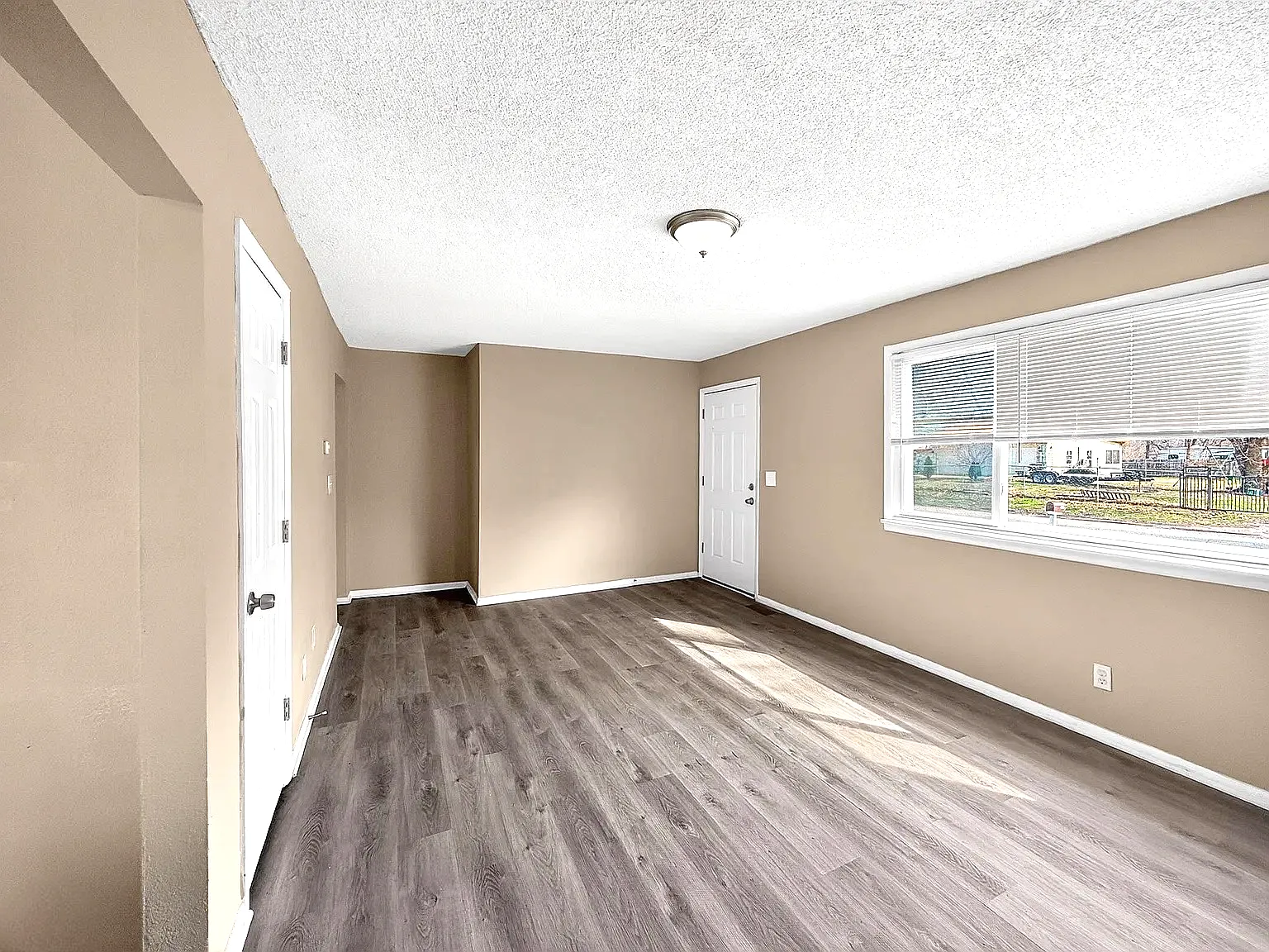 2916 Roena St — Photo 4