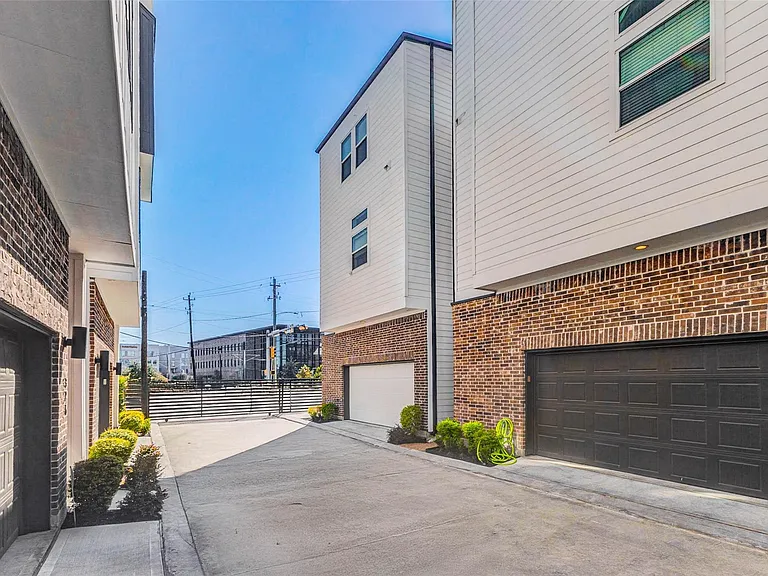334 Eastwood St — Photo 35