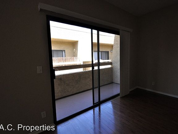 4th image of 12142 Oxnard St APT 209
