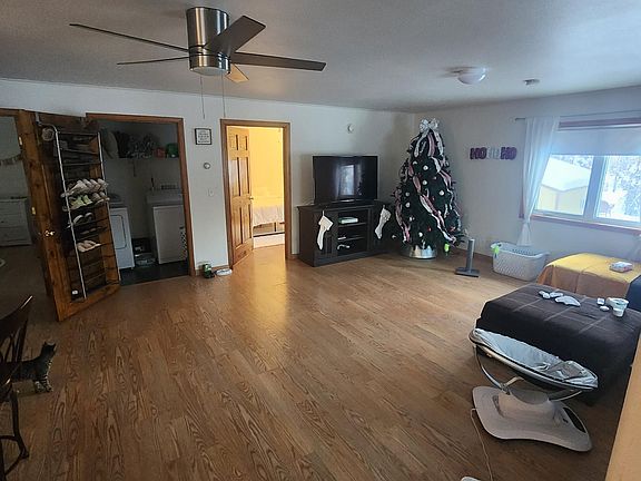 4th image of 2588 Gold St #B