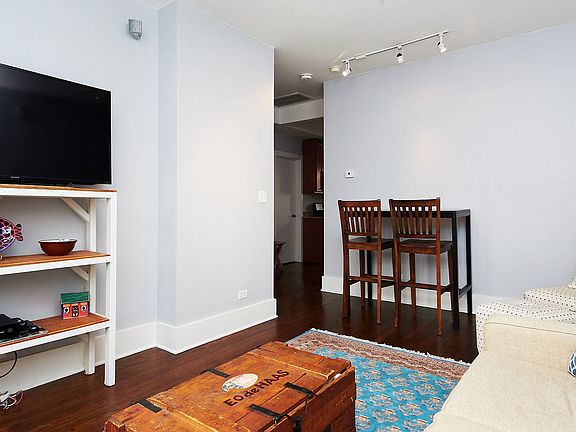 5th image of 3422 N Wolcott Ave #3