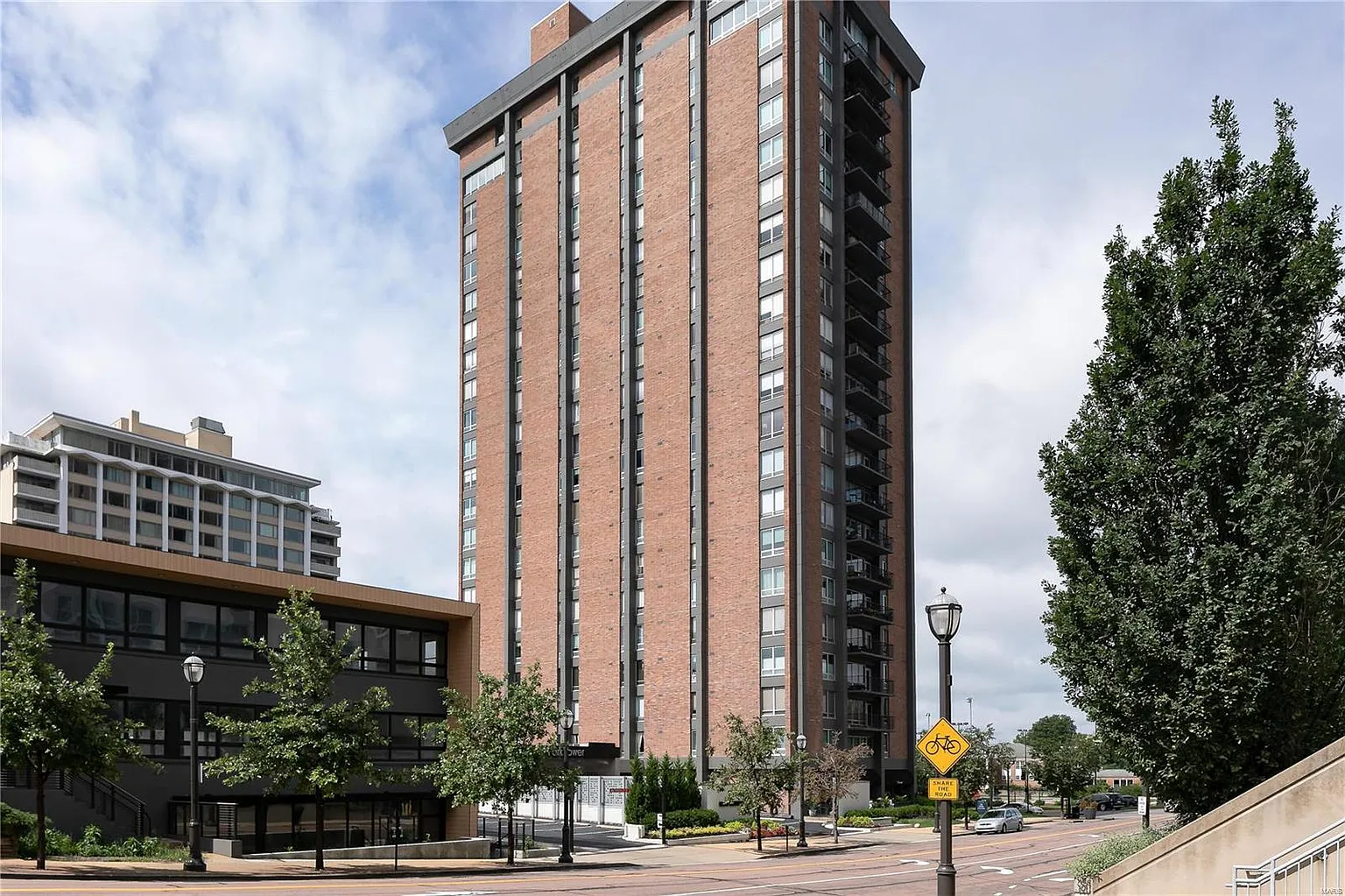 200 S Brentwood Blvd APT 4E photo 1