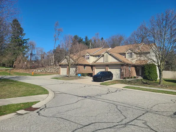 7240 Lavender Ln #45, Waterford, MI 48327