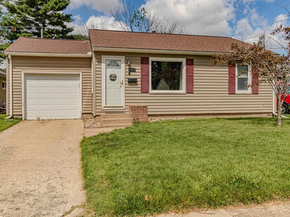 1417 N 12th St, Pekin, IL 61554