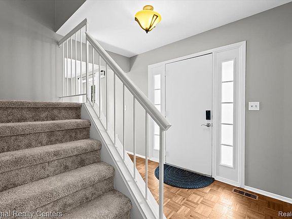4th image of 42142 Roscommon St