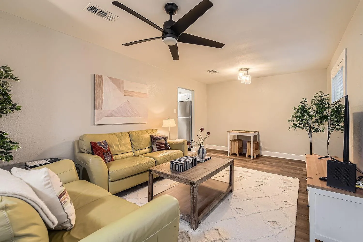 3 bed, 1.0 bath, 987 sqft, $2,095 — Photo 4