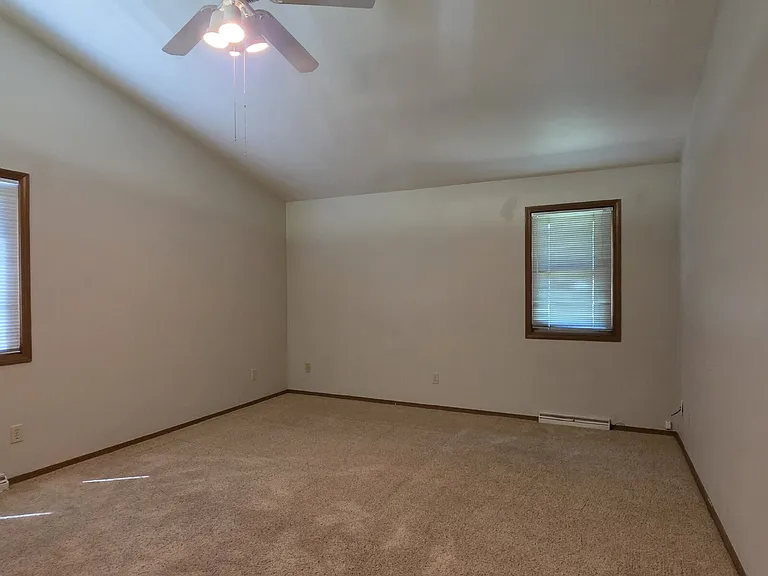 1600 E Tracia Ln — Photo 17