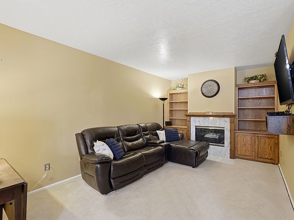 3rd image of 271 Brookfield Ln