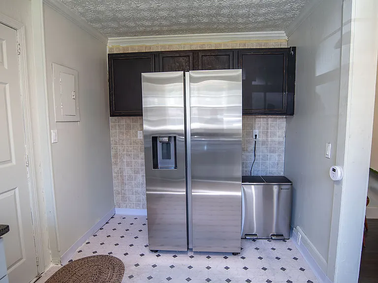 640 Main St — Photo 3