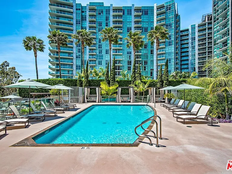 13650 Marina Pointe Dr #1706 — Photo 32