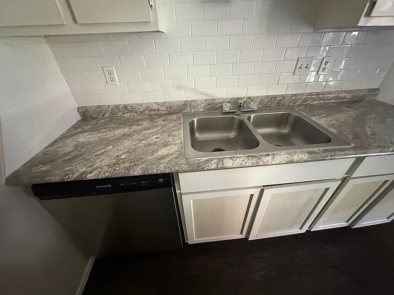 400 Johnson Dr — Photo 4
