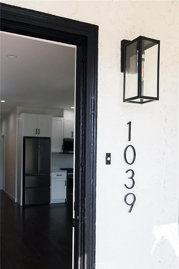 3 bed, 990 sqft, $4,095 — Photo 2