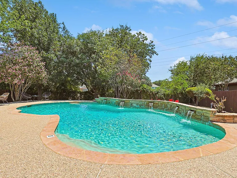 1049 Pullman Dr — Photo 45