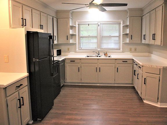 5th image of 202 Sherry Dr SE