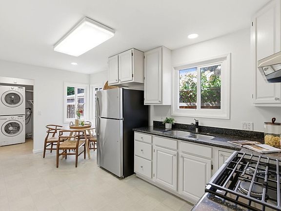 4th image of 528 Macarthur Ave