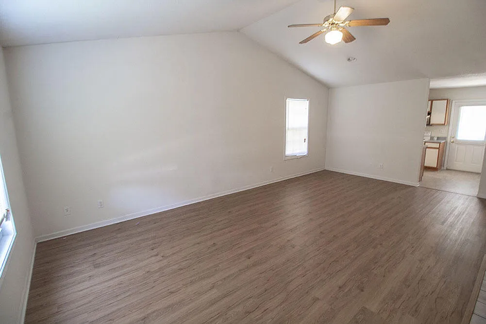 3 bed, 2.0 bath, 1286 sqft, $1,525 — Photo 2