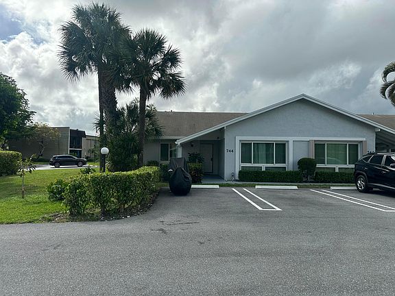 3rd image of 744 Lago Road