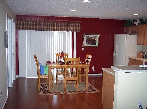 Large Kitchen w/hardwood floors!