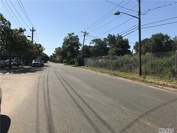 5th image of 627 Coates Ave