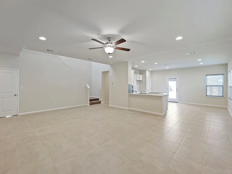 202 Driftwood Ln — Photo 3
