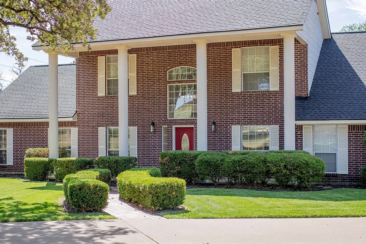 3 bed, 2.5 bath, 3056 sqft, $5,000 — Photo 1
