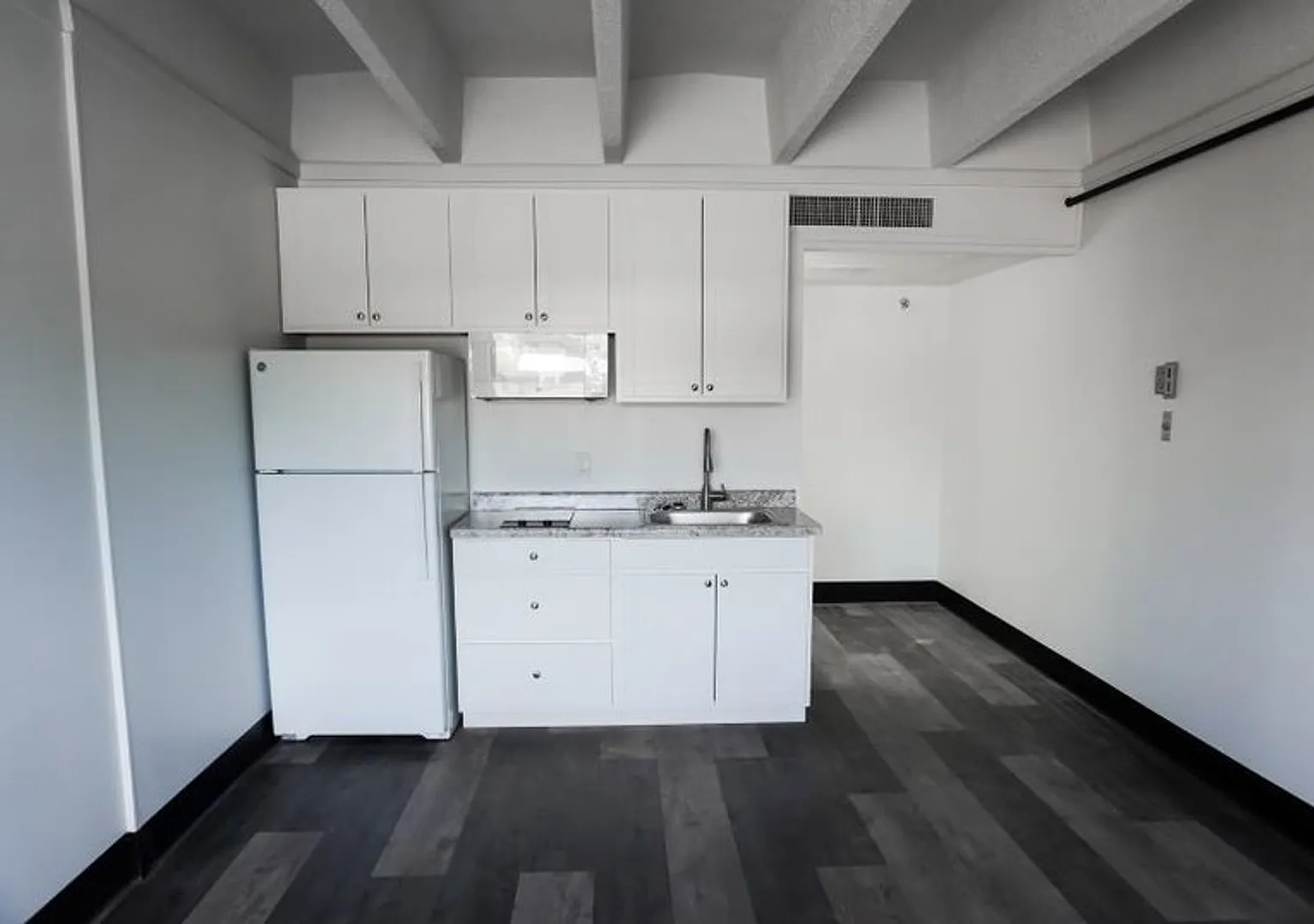 All Utilities And High-Speed Internet Included — Photo 2