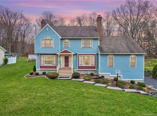 25 Country Club Woods Cir, Waterbury, CT 06708