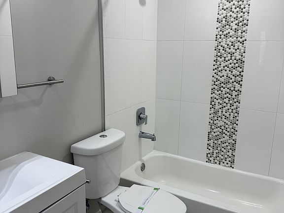 3rd image of 1122 NE 16th Pl APT 1