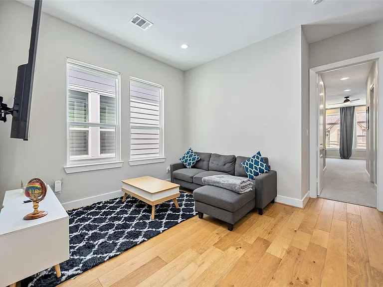 5821 Kansas St — Photo 16
