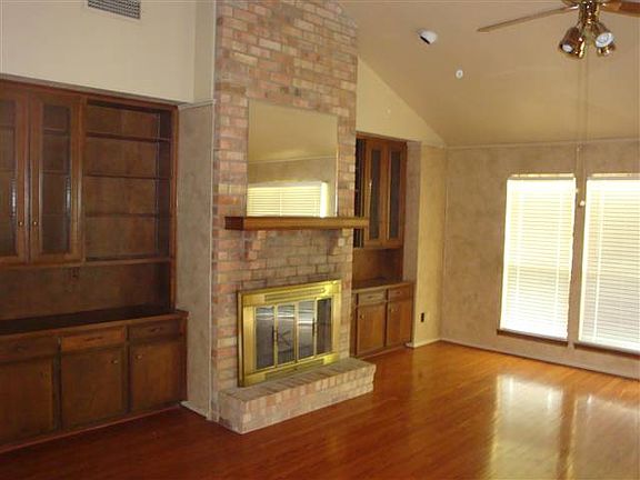 4th image of 1390 Shakespeare Dr