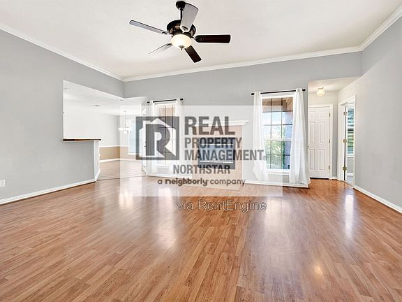 5th image of 308 Pin Oak Ln