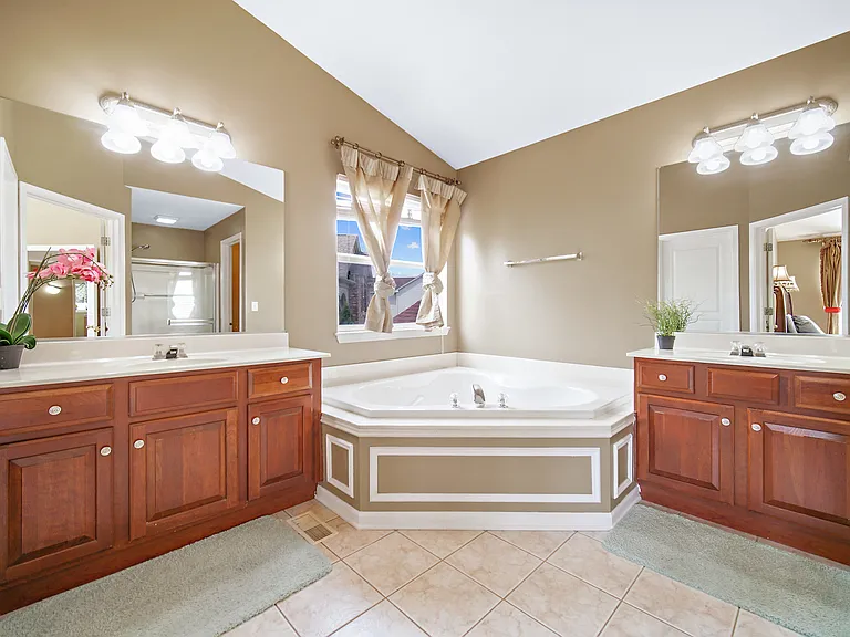 1044 Oakhill Dr — Photo 19