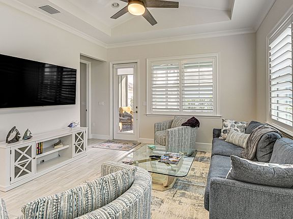 Living Room | Central A/C | Smart TV